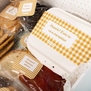 Caja blanca con etiqueta en vichy dorada del desayuno de novios