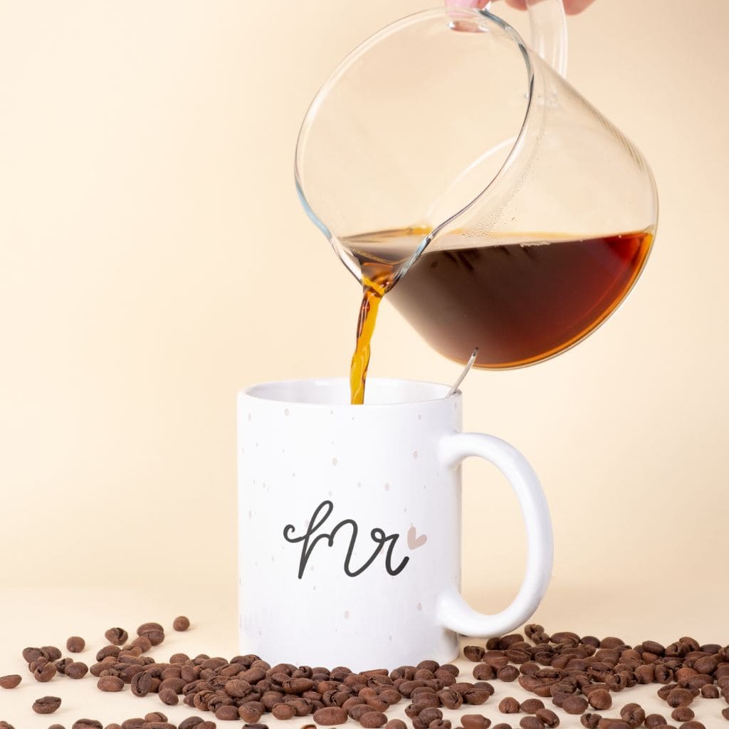 Sirviendo café en la taza mr love de Canella en Rama