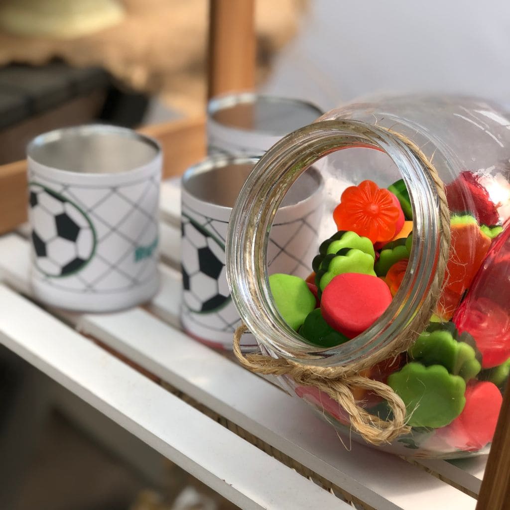 Bote con chuches de la mesa dulce en Mas del Lucía de Canella en Rama