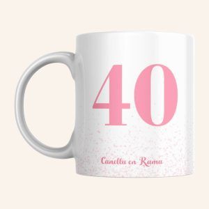 Taza feliz cumpleaños personalizable con el nombre ofrecida por Canella en Rama