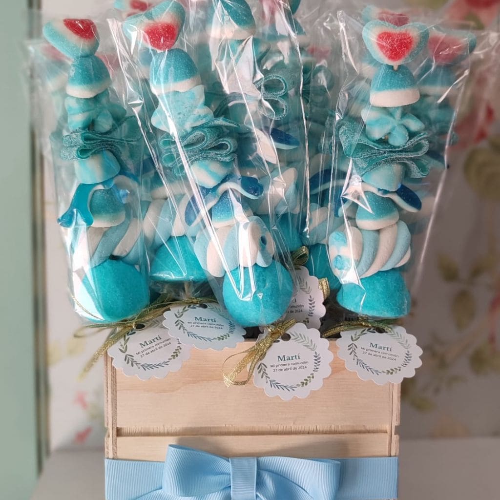 brocheta de chuches azul en caja de madera ofrecida por Canella en Rama