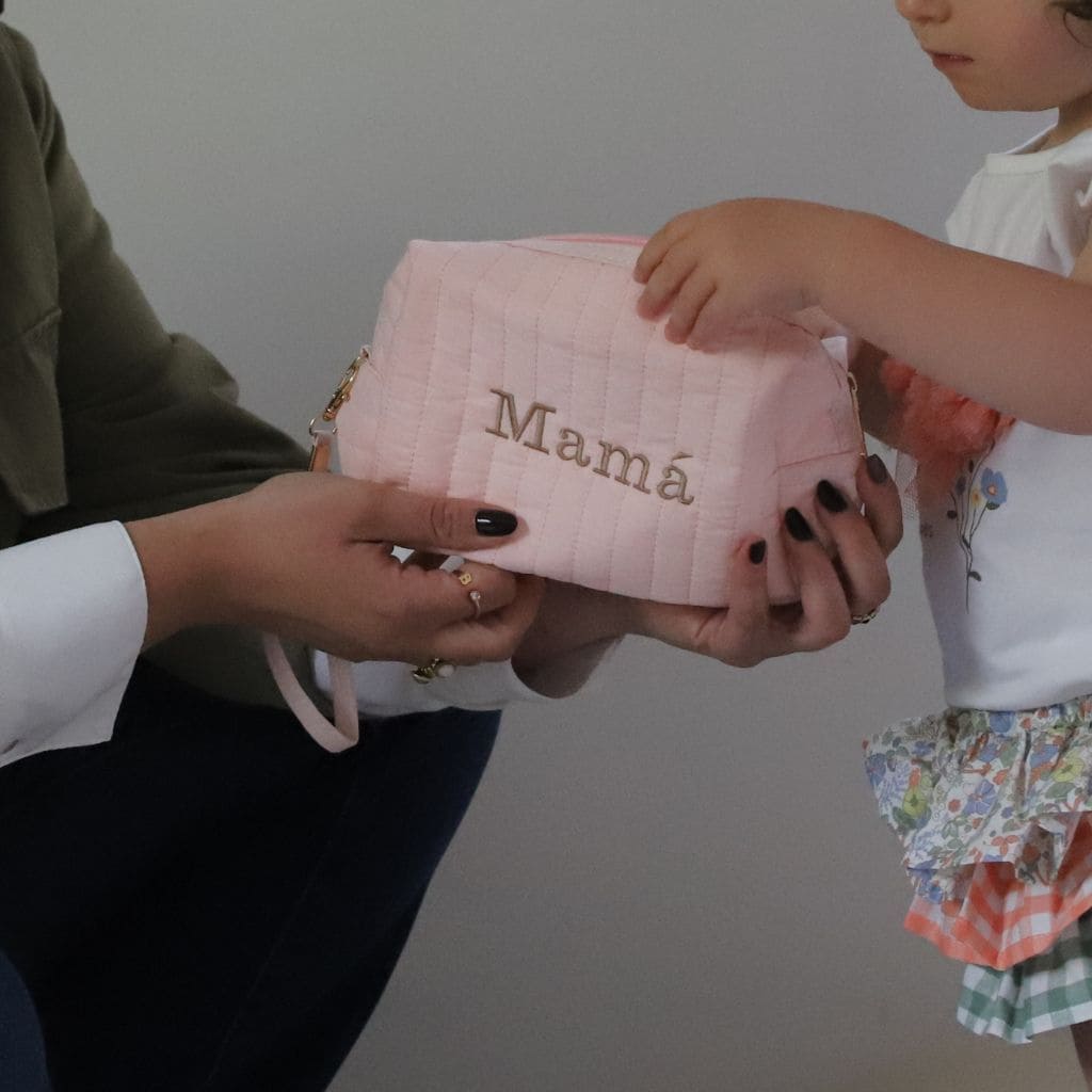 Mano de madre y niña con el neceser bordado del día de la madre de Canella en Rama
