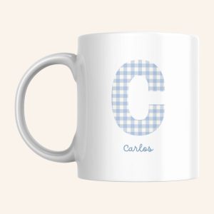 Taza con inicial C en vichy celeste de Canella en Rama