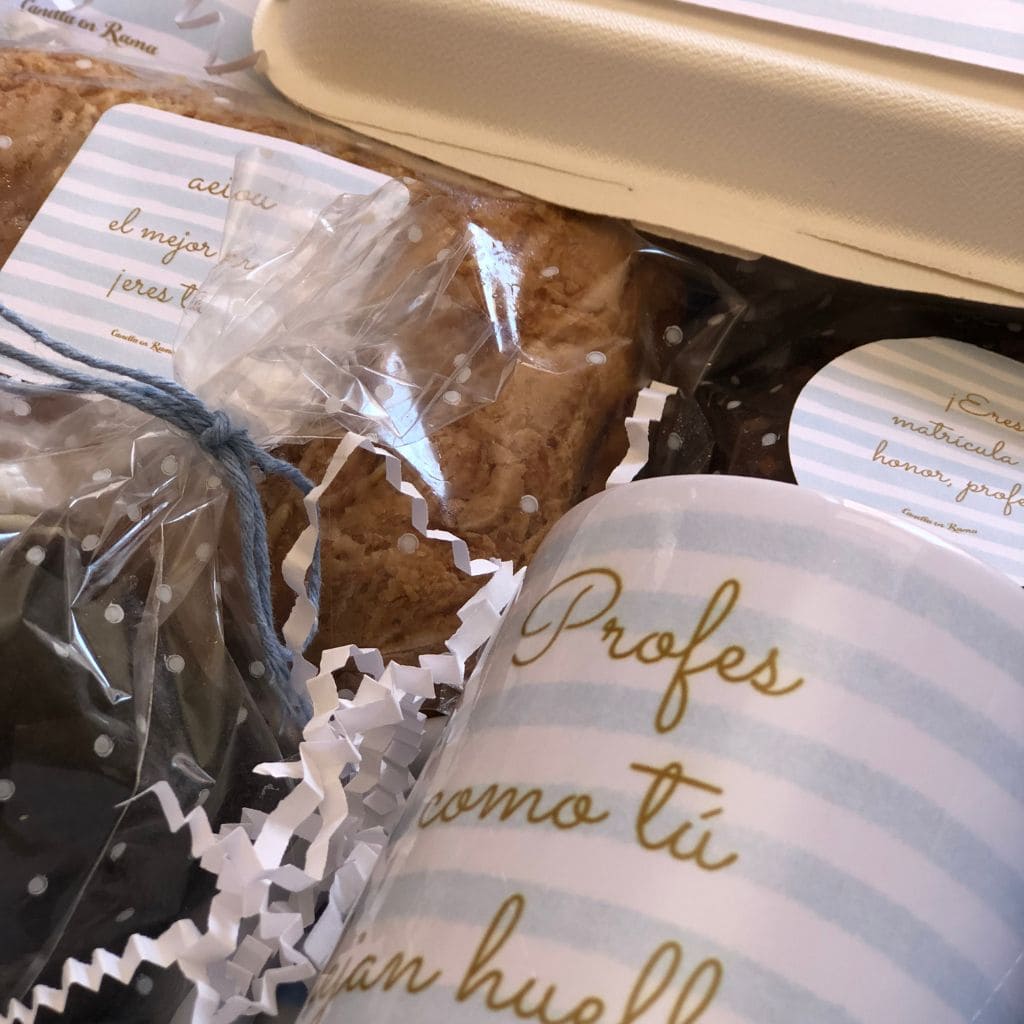 Taza con rayas incluida en el desayuno de profes azul de Canella en Rama
