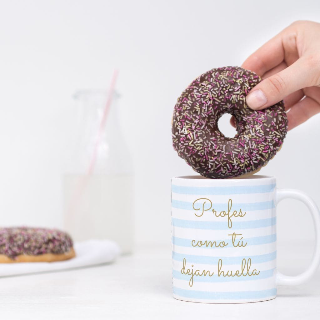 Taza con la frase "profe como tu dejan huella" con rayas azules y un donut de Canella en Rama