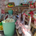 Conejos de cerámica con bote de palomitas verde y chuches para candy bar de comunión