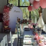 Foto de mesa con decoracíon y la mesa dulce para comunión de conejos de Canella en Rama de fondo