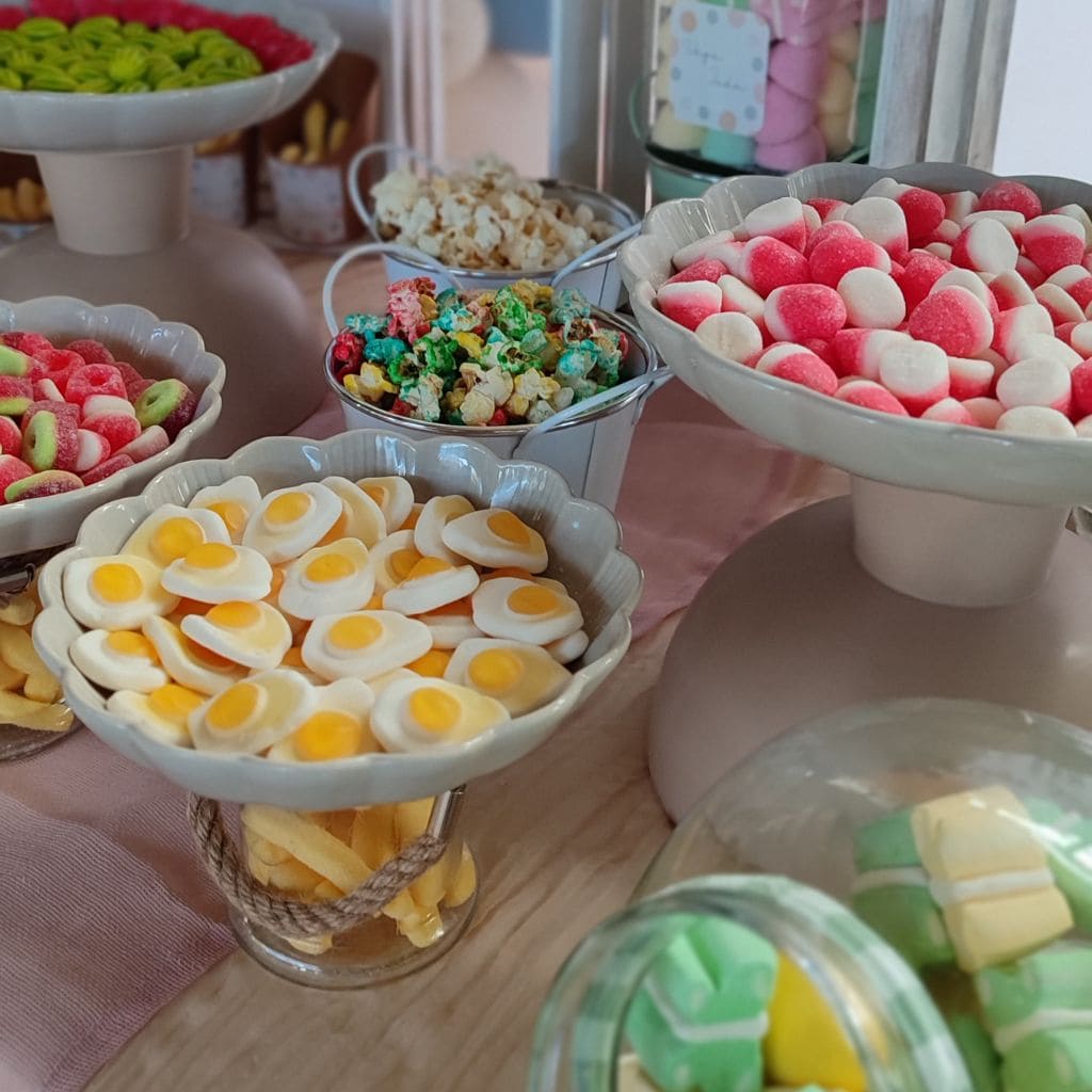 Chuches de huevos y chuches de colores de la mesa dulce de comunión de Canella en Rama