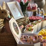 Caja con chuches de pulsera y decoración de conejo de la mesa dulce de Sara
