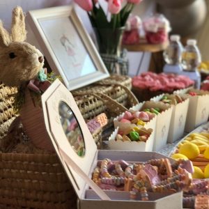 Caja con chuches de pulsera y decoración de conejo de la mesa dulce de Sara