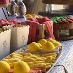 Chuches amarillas y cajas de palomitas de la mesa dulce de Canella en Rama