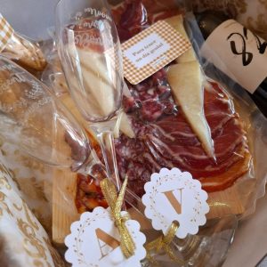 copas con inicilaes de novios, y un surtido de embutidos del aperitivo de novios de Canella en Rama