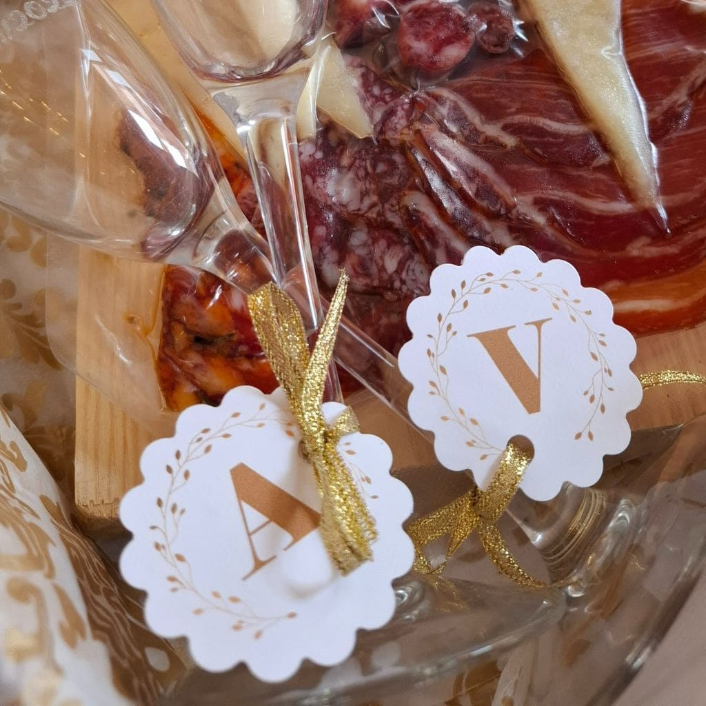 Iniciales A y V de las copas del aperitivo para novios