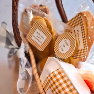 Etiquetas doradas con frases y productos del bolso con desayuno para verano