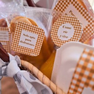 Etiquetas doradas vichy con los productos del desayuno de verano de Canella en Rama