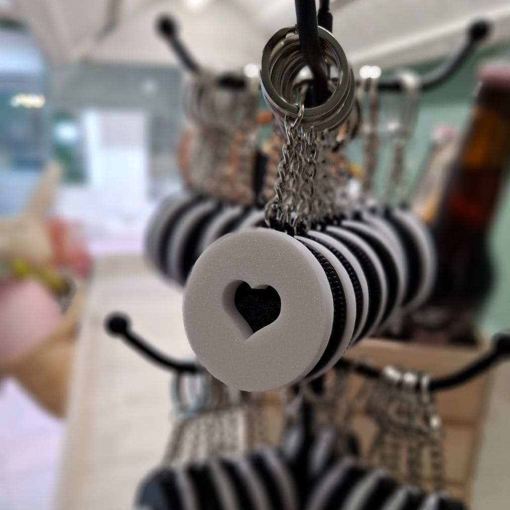 Llavero con corazón para novios de canella en rama
