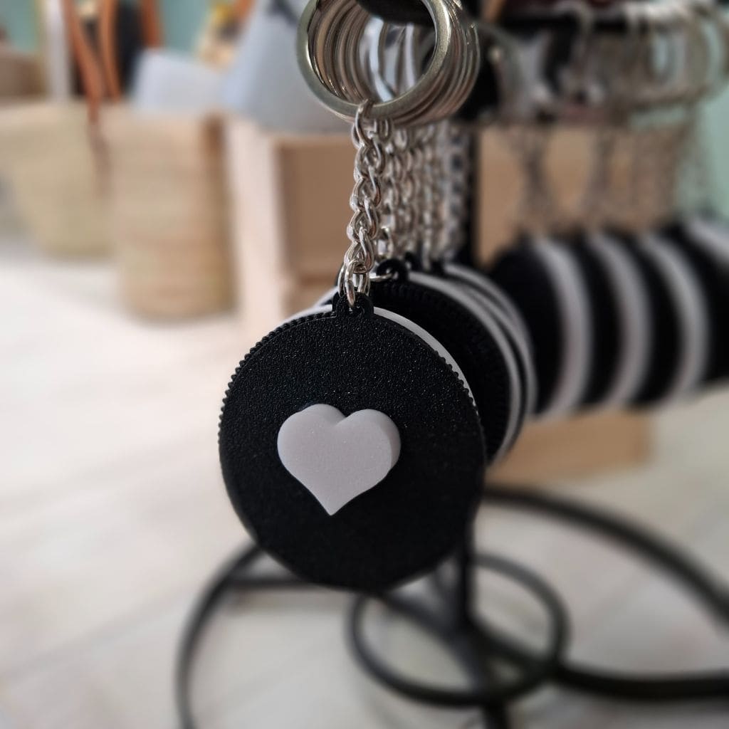llavero negor con corazón blanco para novios