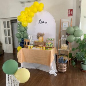 Mesa dulce de fútbol con globos amarillos y verdes y el nombre Leo