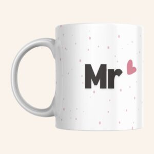 Taza con inicial Mr en negro con un corazón encima