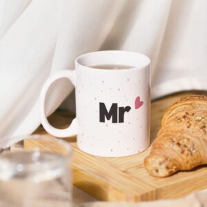 Taza con iniciales Mr en negro con un croissant en un costado