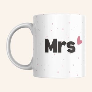 Taza con inicial Mrs en negro con un corazón encima