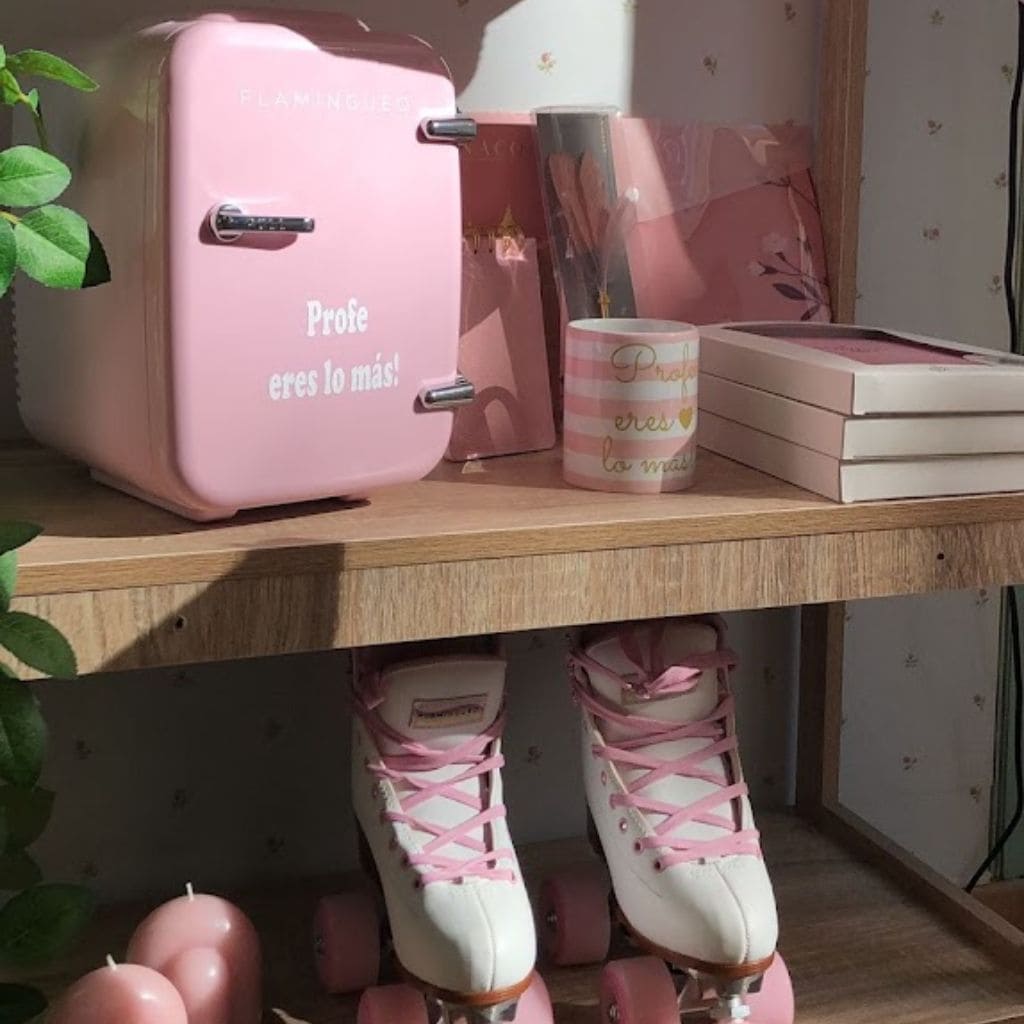 Nevera rosa, taza de profe rosa con unos patines debajo. Dentro de la tienda Canella en Rama