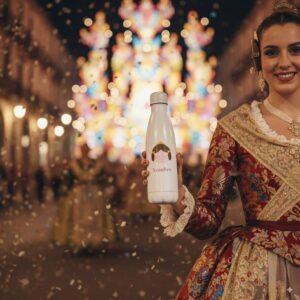 Fallera sosteniendo la botella fallera personalizada de Canella en Rama