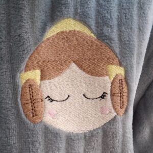 foto detalle de la cara fallera bordada en la chaqueta fallera