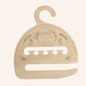percha para lligacames en madera con cara de fallero