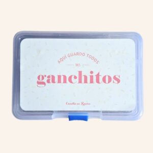 Caja para ganchitos falleros con etiqueta personalizada que dice “Aquí guardo todos mis ganchitos” en letras rosas.