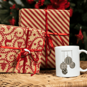 taza decoracion navideña con regalos navideños en un costado