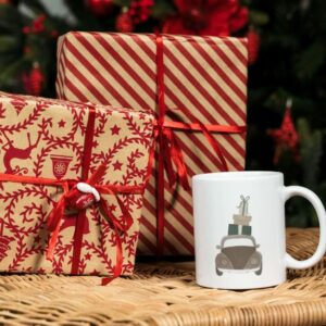 Taza navideña con regalos