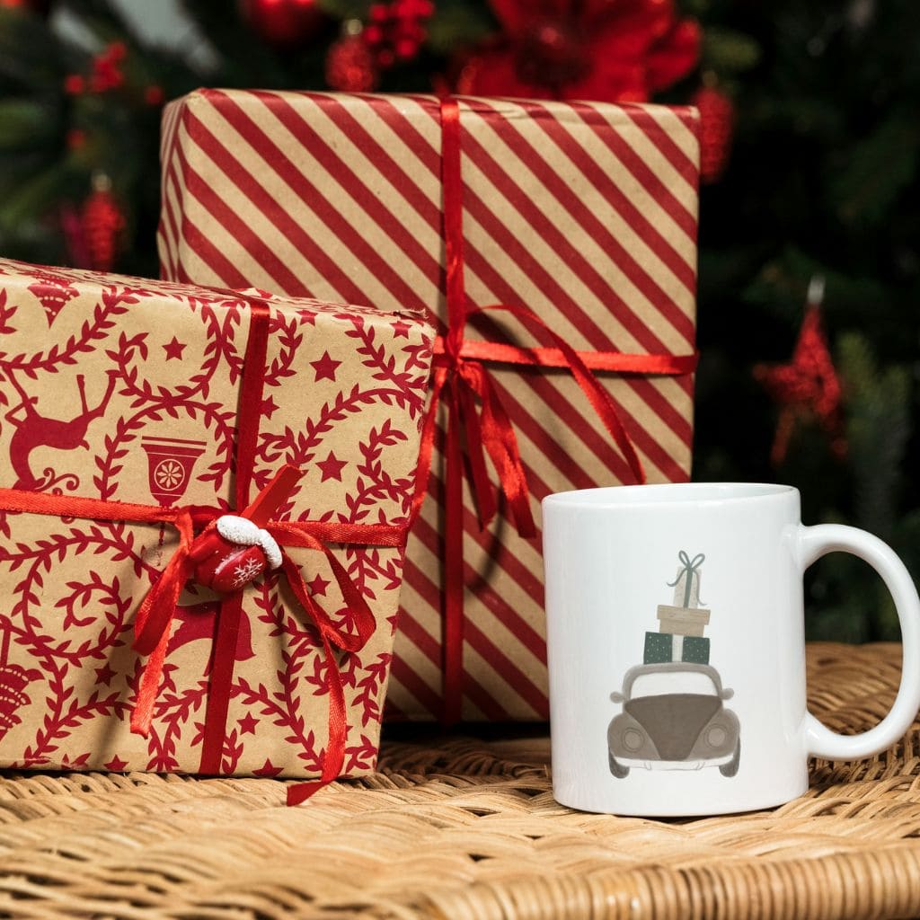 Taza navideña con regalos