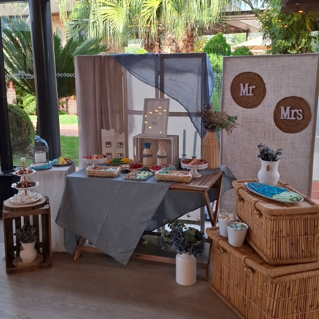 Mesa dulce para boda en tonos azules y con detalles en mimbre montada por Canella en Rama