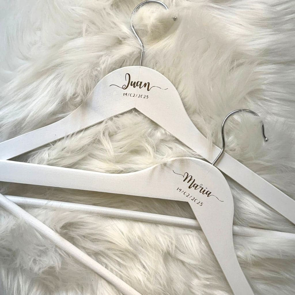 Perchas personalizadas para novios en madera blanca con nombres y fecha grabados