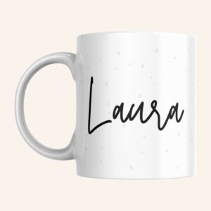 Taza de corazones personalizada con el nombre Laura en diseño minimalista sobre fondo con patrones de corazones