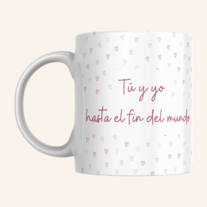 Taza blanca con corazones y la frase "Tú y yo hasta el fin del mundo" en diseño romántico.