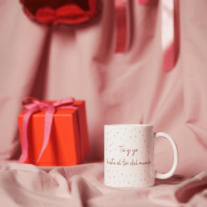 Taza romántica "Tú y yo hasta el fin del mundo" junto a un regalo envuelto en una caja roja con lazo rosa