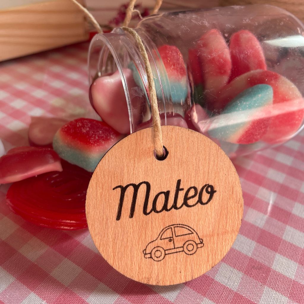 Tarro de chuches personalizado con etiqueta de madera grabada con el nombre 'Mateo', detalle ideal para eventos y celebraciones