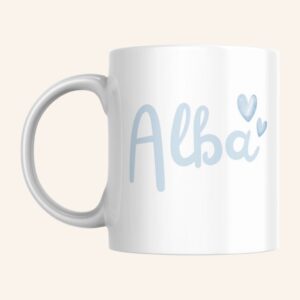 aza blanca personalizada con el nombre "Alba" en color azul y detalles de corazones