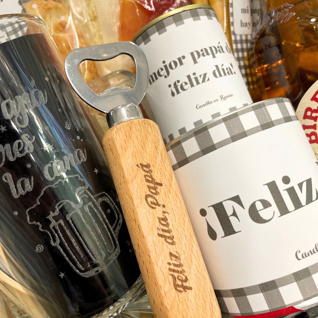 Detalle del destapador de cerveza personalizado junto a aperitivos y cerveza.