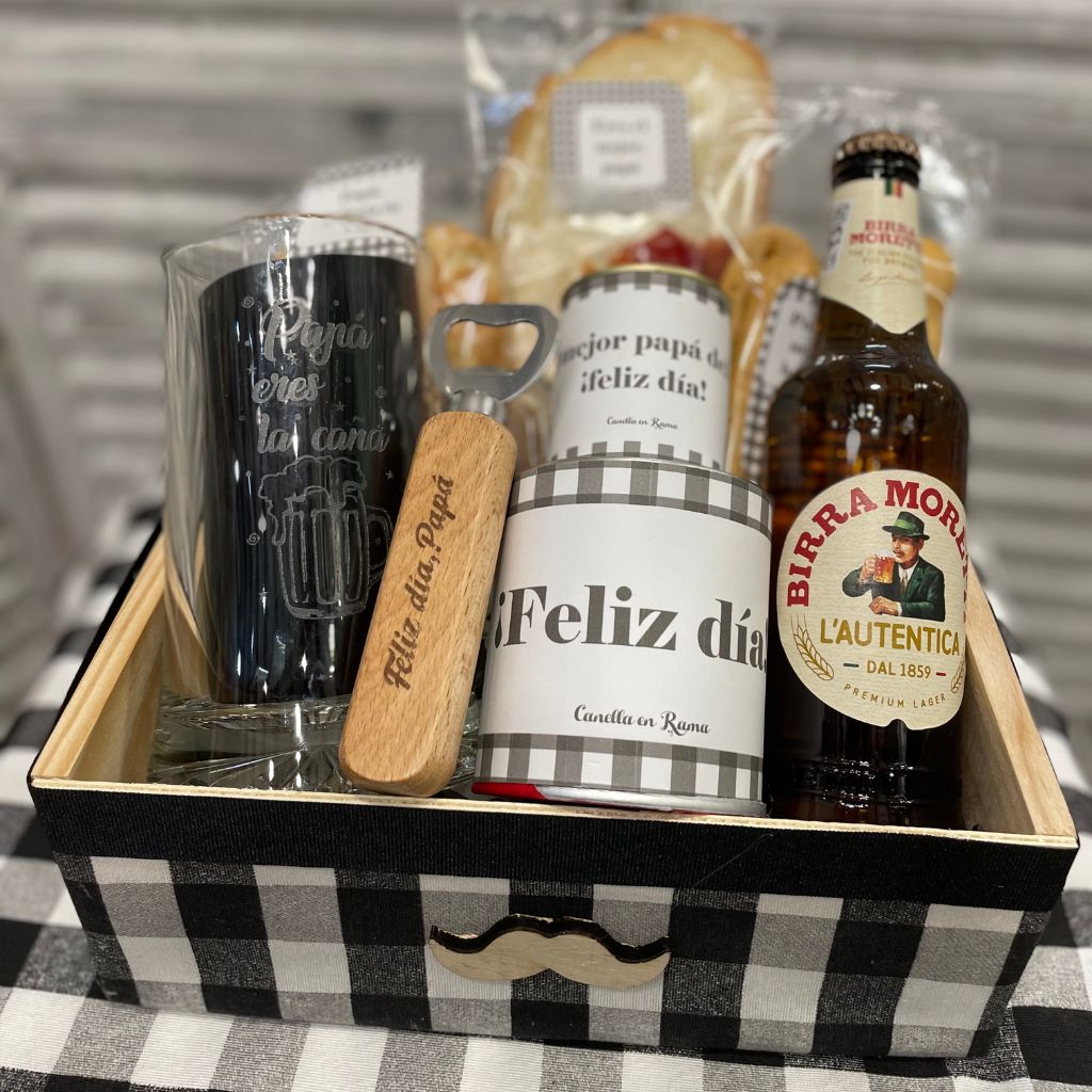 Foto del desayuno del día del padre en su caja vichy negra personalizada