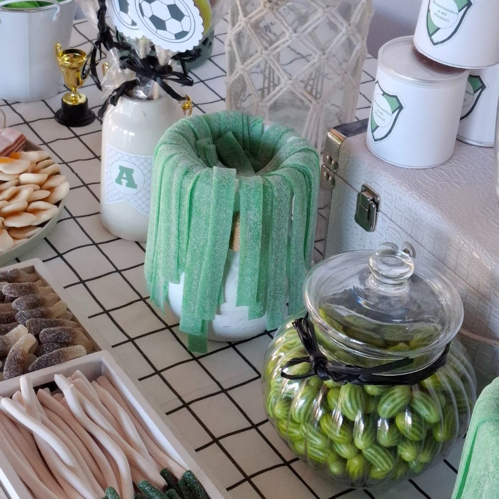 Detalle de chuches verdes, gominolas y dulces tematizados para mesa dulce de fútbol