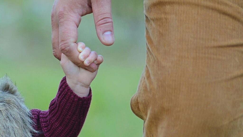 hijo cogiendo el brazo del día del padre