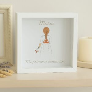 Hucha de comunión decorativa con nombre María sobre estantería