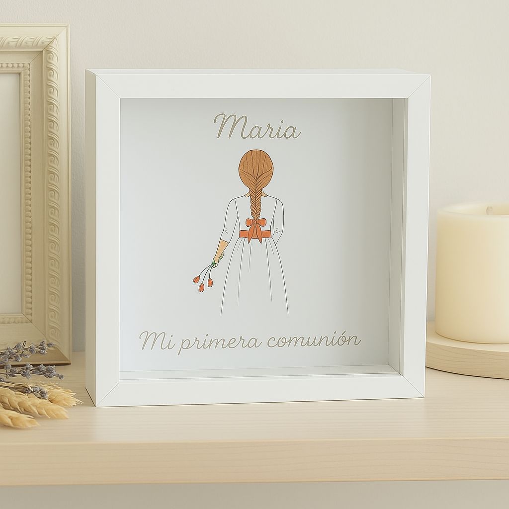 Hucha de comunión decorativa con nombre María sobre estantería