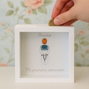 Mano introduciendo moneda en hucha personalizada de comunión de Canella en Rama