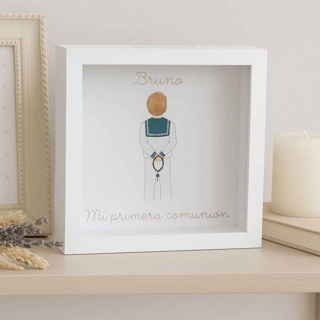 Hucha personalizada de comunión como decoración sobre estantería