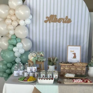 Vista general de la mesa dulce temática de perro salchicha para comunión con arco de globos, decoración personalizada y variedad de chuches.