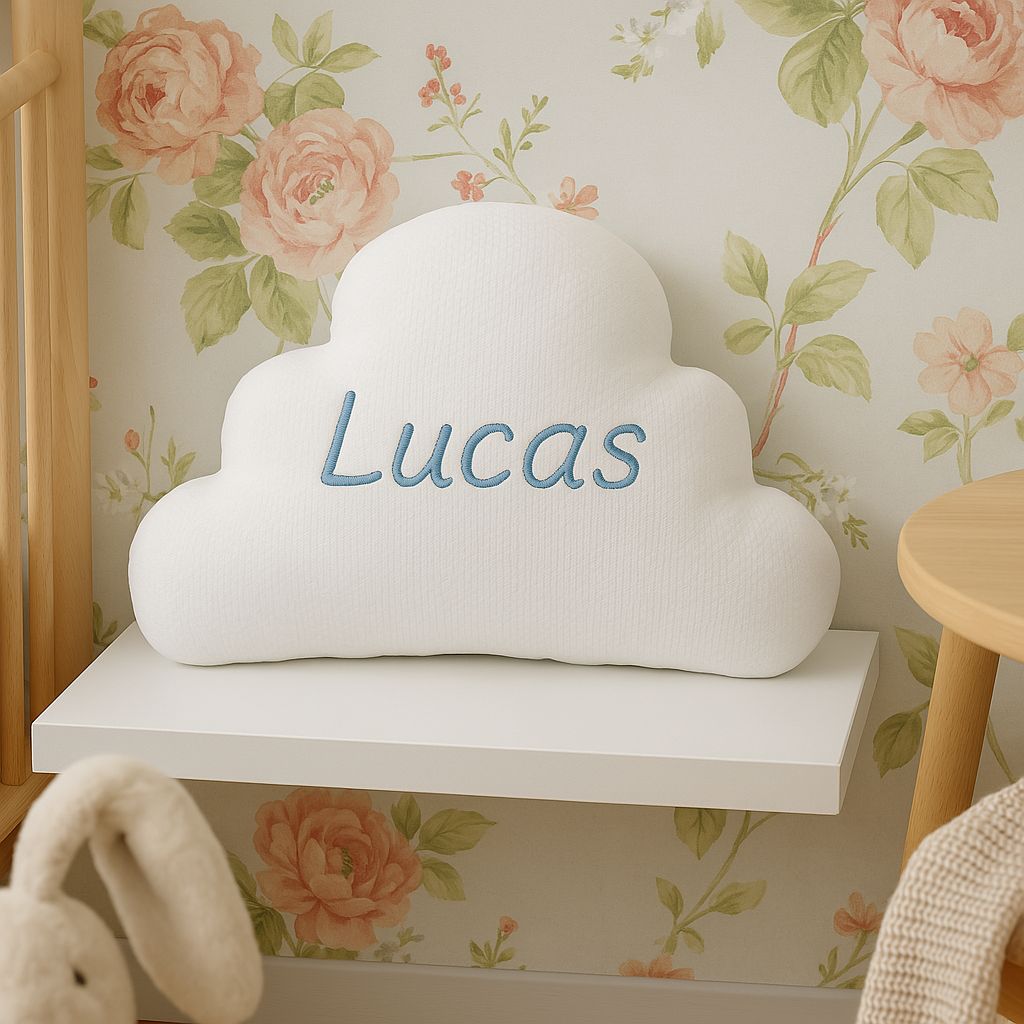 Cojín para recién nacido personalizado con nombre Lucas, colocado sobre una estantería en habitación infantil